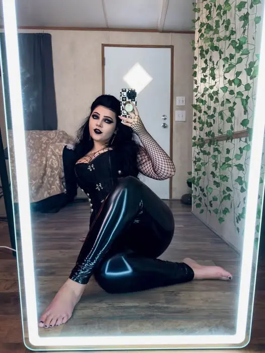 neroja6466 (18) female from AE - sexting partner