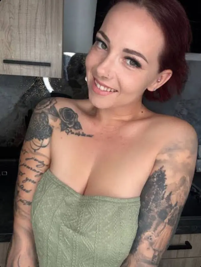 neteki (22) female from GB - sexting partner