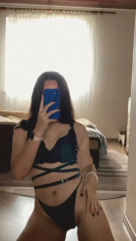 nevokaj942 (18) female from GB - sexting partner