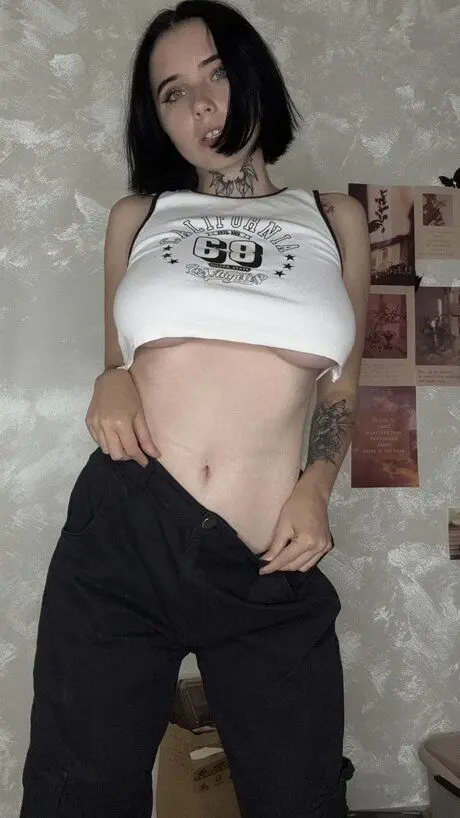 nihoyer363 (21) female from GB - sexting partner