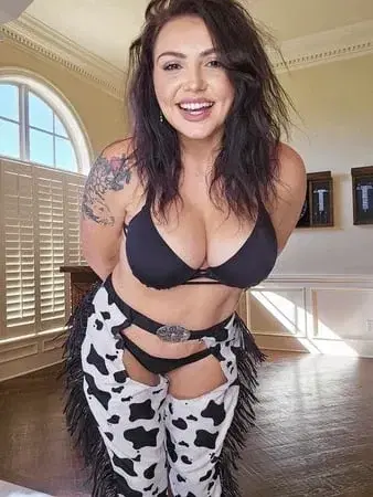 nijecov822 (23) female from CA - sexting partner