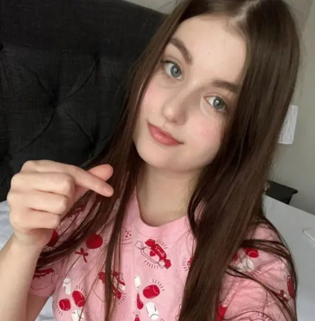 nikahin (18) female from US - sexting partner