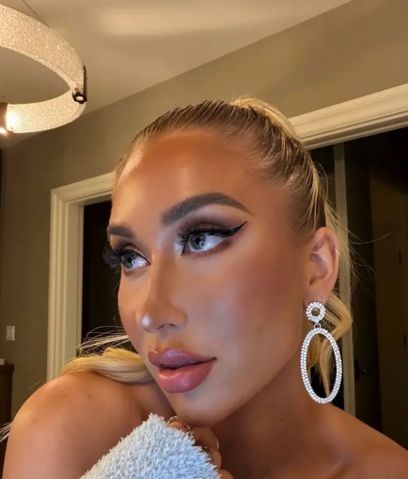 nikki54236 (18) female from US - sexting partner