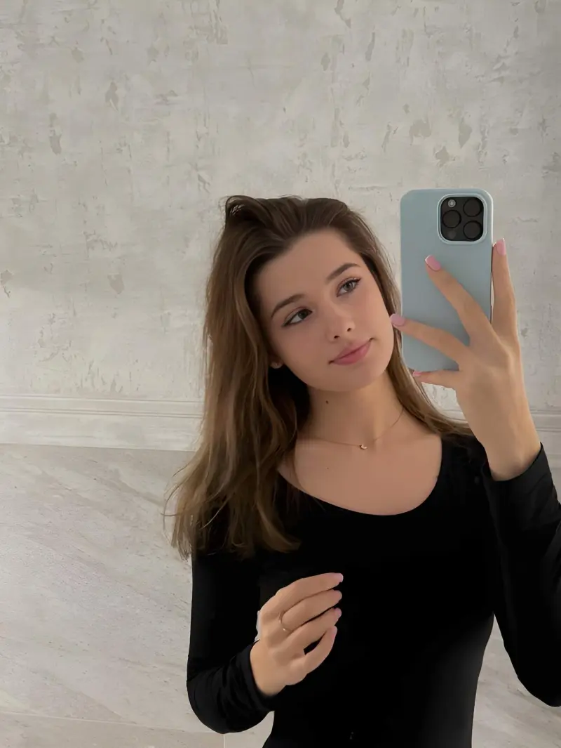 nixev36769 (23) female from US - sexting partner