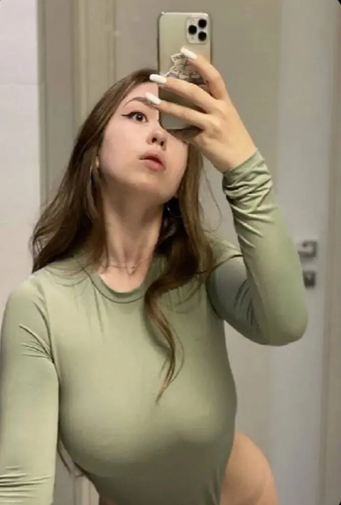 nohafhj (22) female from US - sexting partner