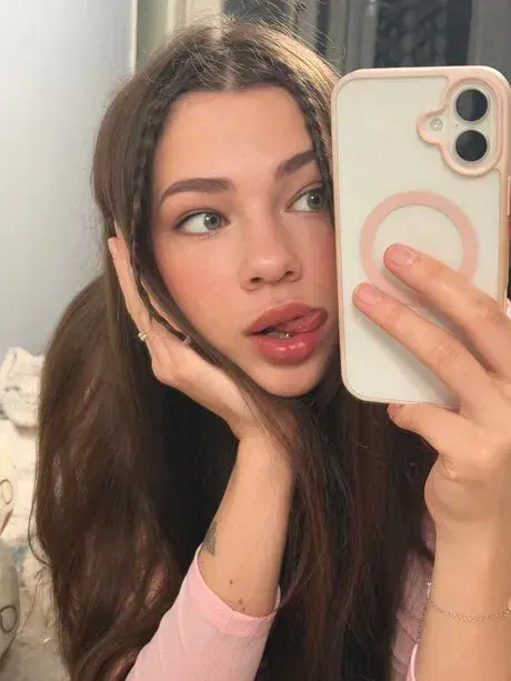 nolohab136 (18) female from AU - sexting partner