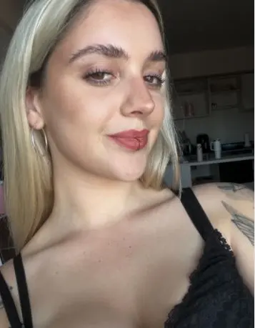 noruba (18) female from US - sexting partner