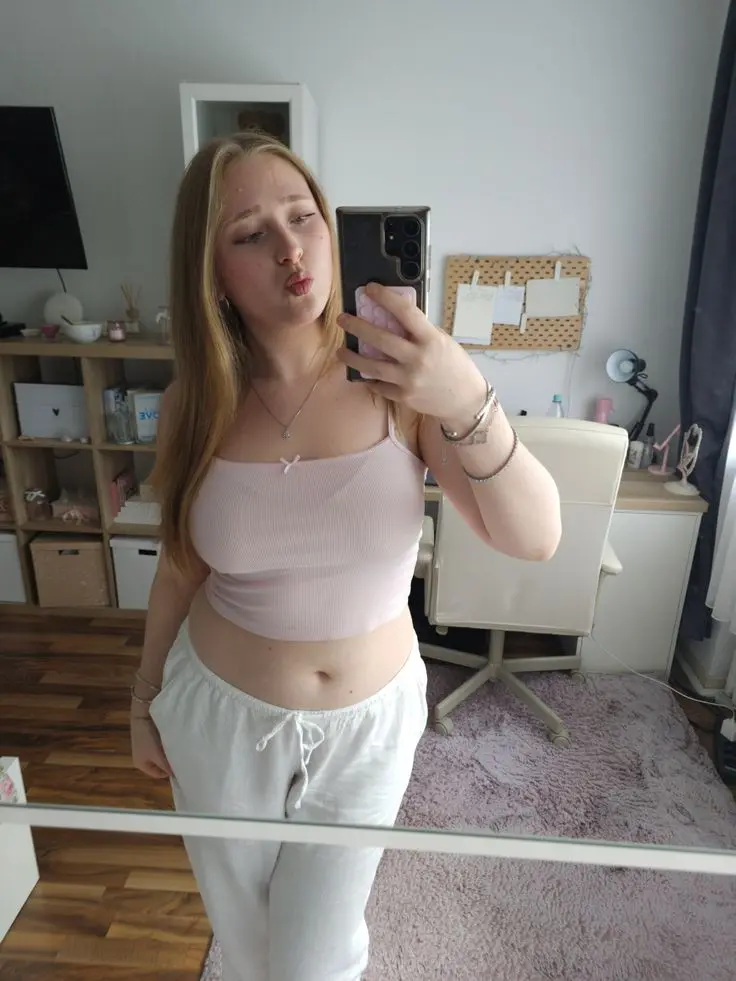 nowawax501 (18) female from GB - sexting partner