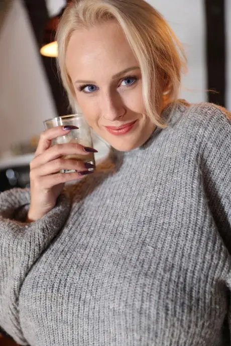 noxosob242 (18) female from US - sexting partner