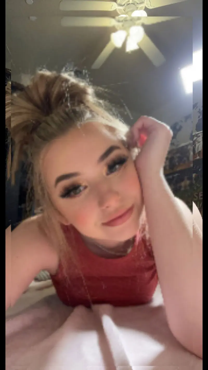 olviajust (18) female from US - sexting partner