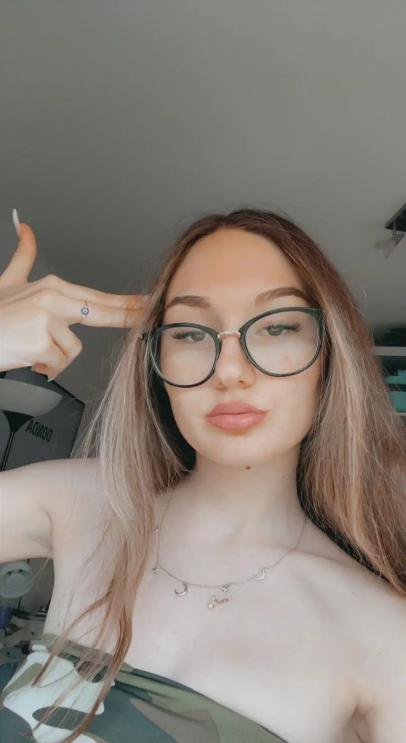 omololami (20) female from GB - sexting partner