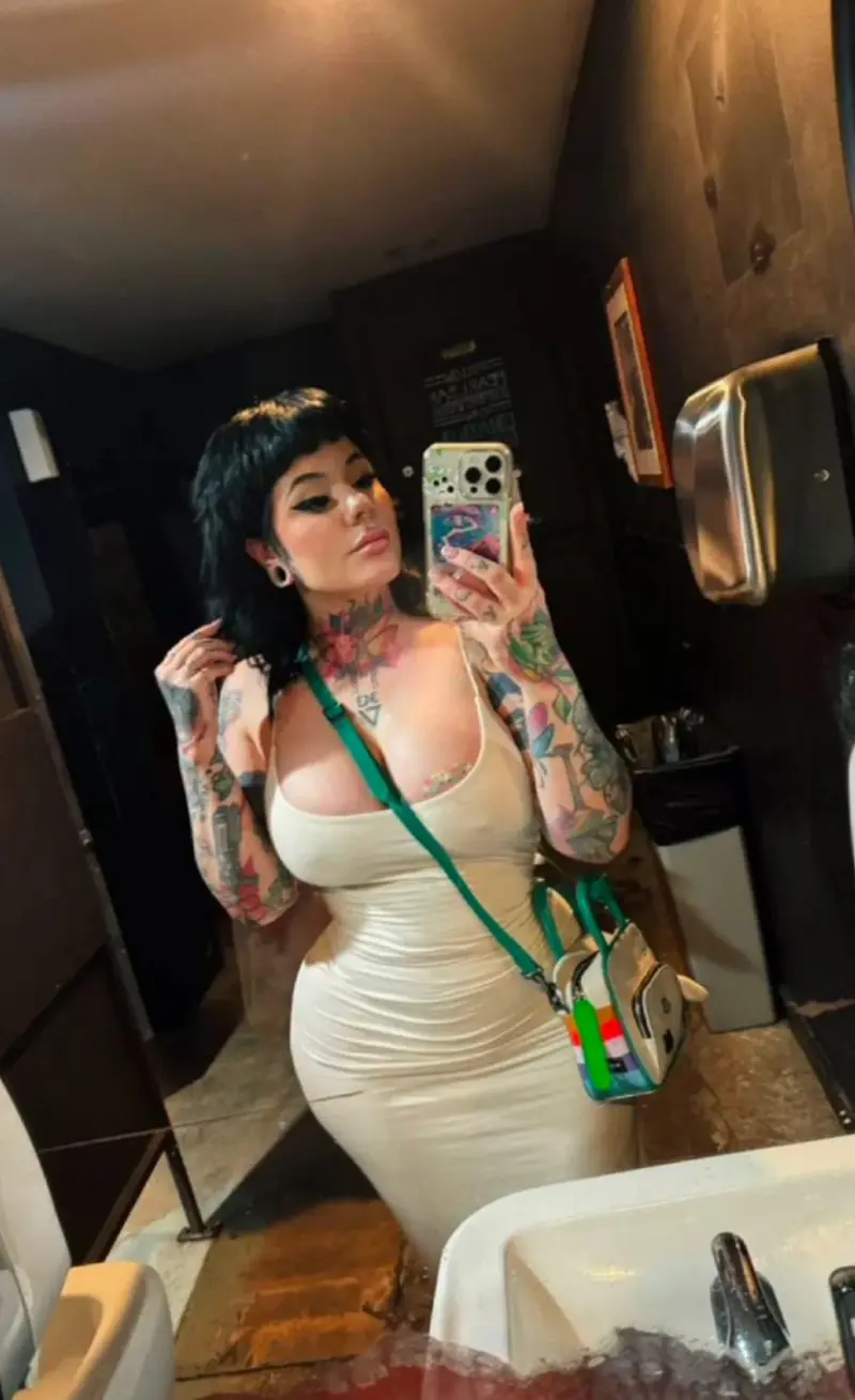 oqazvtu (21) female from SE - sexting partner