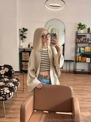 pemik85402 (18) female from AU - sexting partner