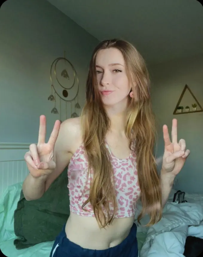 pesiner (22) female from GB - sexting partner