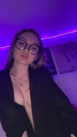 pevahi4382 (25) female from GB - sexting partner