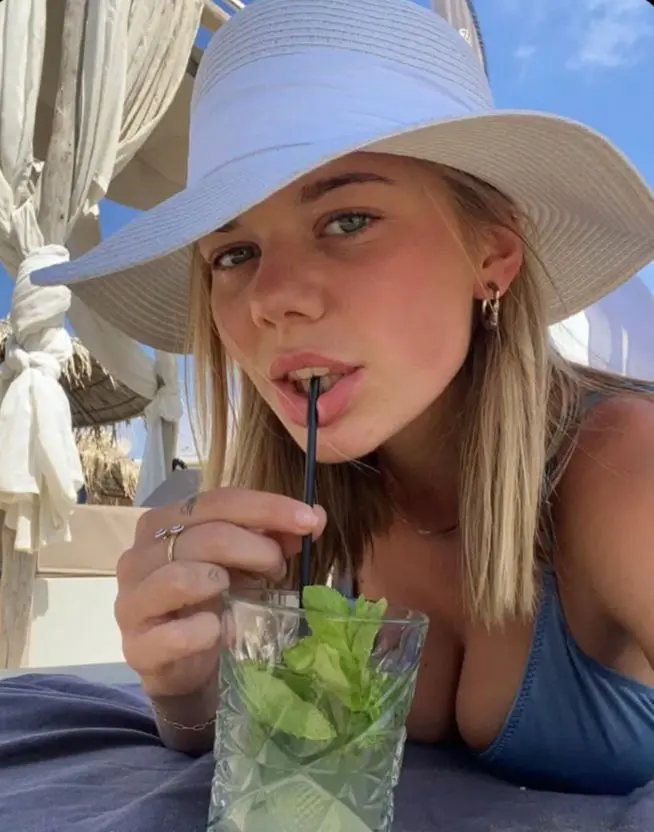 pipeqafu (18) female from US - sexting partner