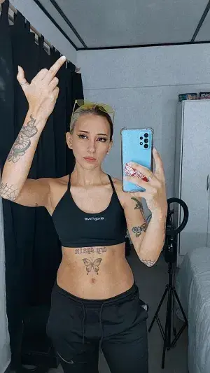 powira8003 (21) female from DE - sexting partner