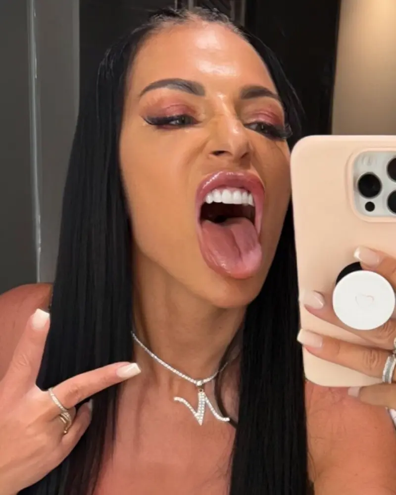 q8deshp9wg (25) female from GB - sexting partner