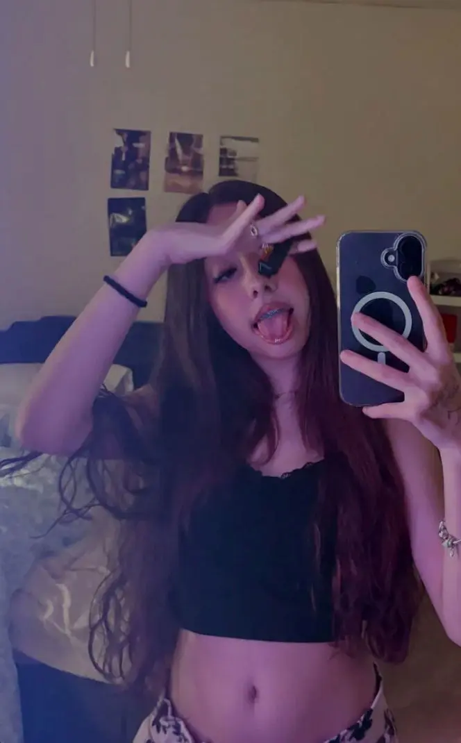 qekuny (22) female from US - sexting partner