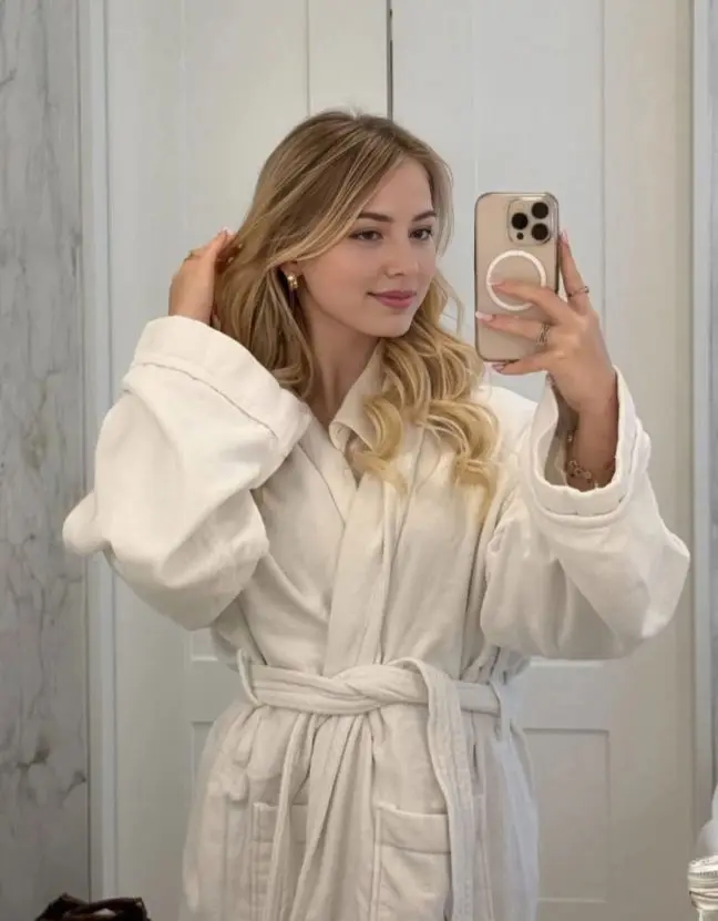 qendeyi (22) female from US - sexting partner