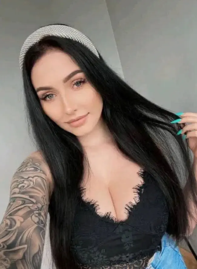 qikolyty (18) female from GB - sexting partner