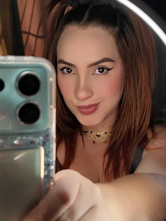 qoxyva (18) female from GB - sexting partner