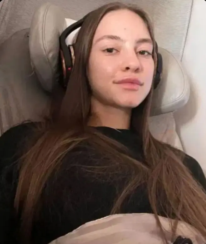 qubaqeui (18) female from GB - sexting partner