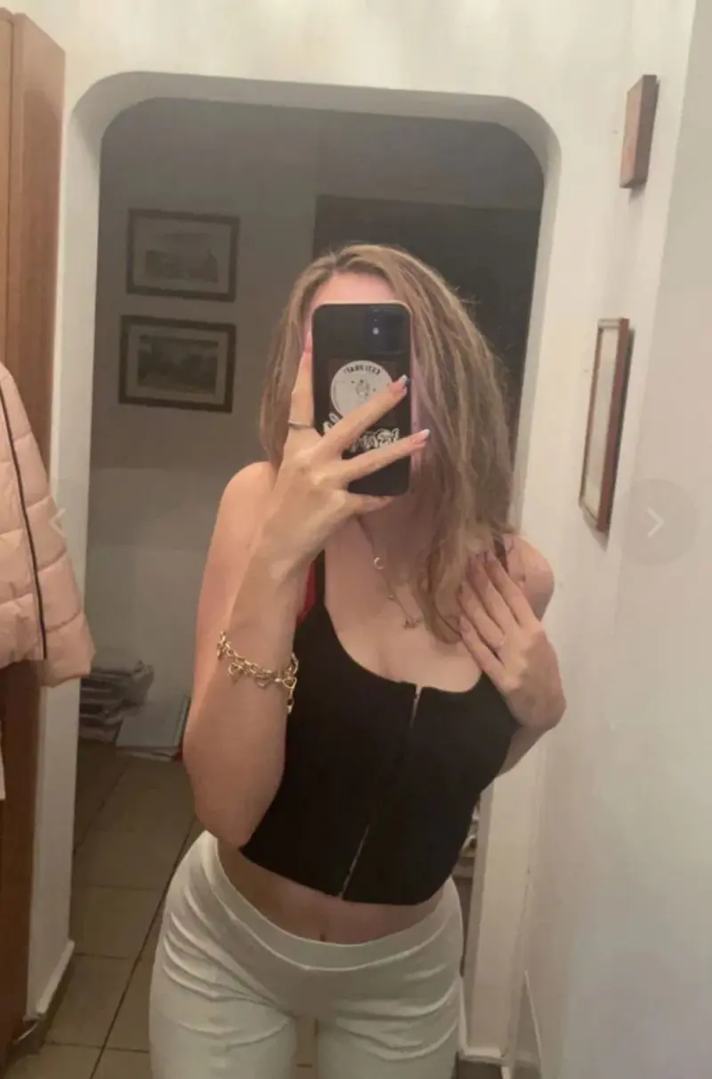 qucacoru (21) female from GB - sexting partner