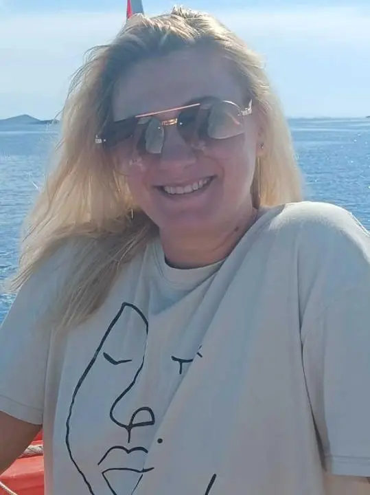 qugobi (18) female from GB - sexting partner