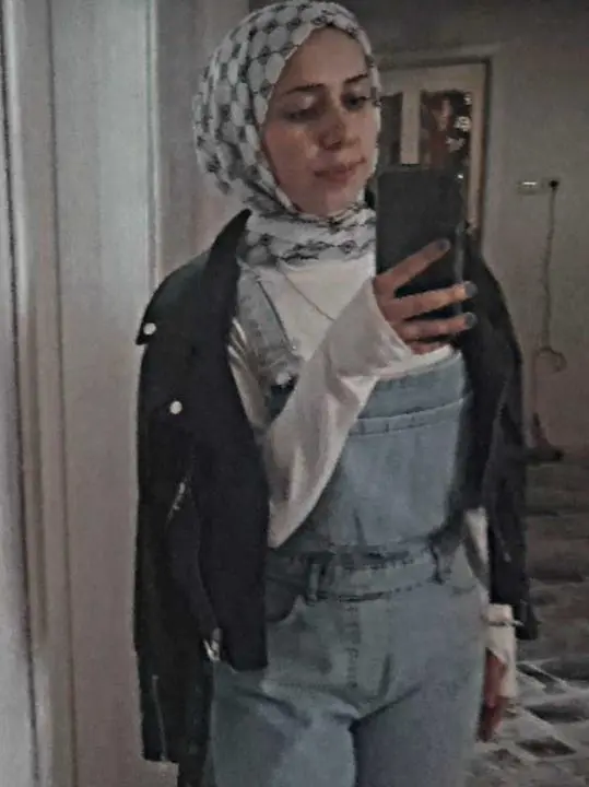 qydutuhe (18) female from US - sexting partner