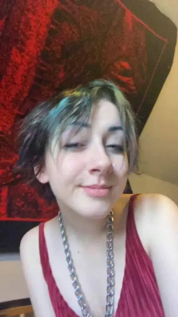 rekap12290 (21) female from US - sexting partner