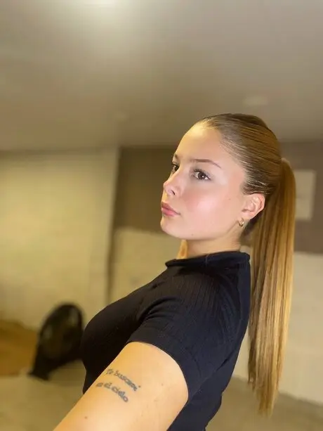 resapa4978 (25) female from GB - sexting partner