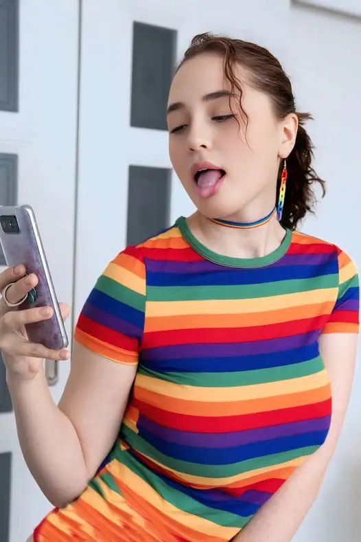 reveder774 (25) female from US - sexting partner