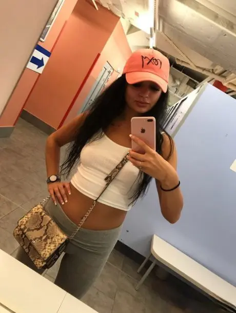 riweki1211 (18) female from GB - sexting partner