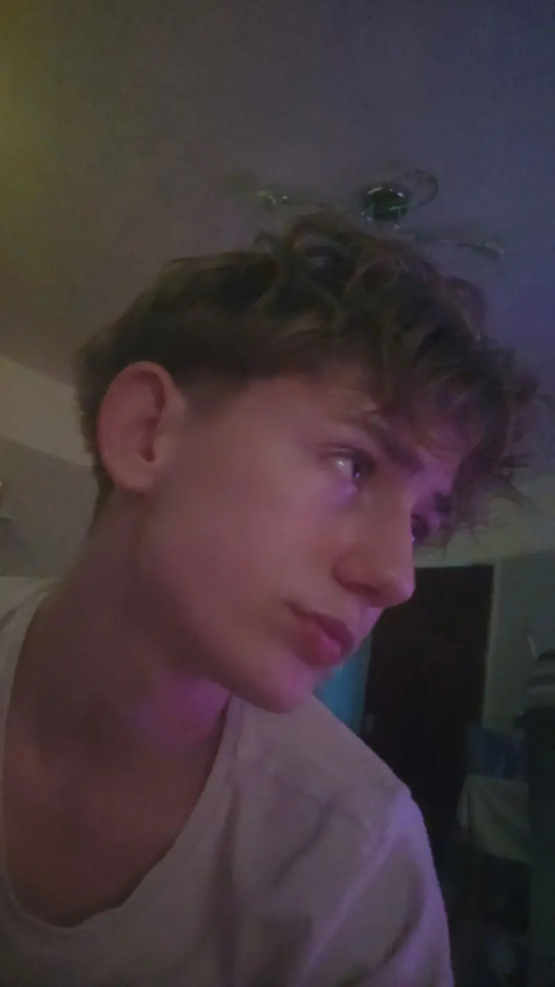 rogoszmarcek (18) male from GB - sexting partner