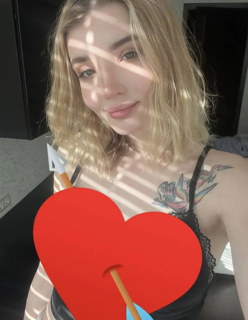 roxago1544 (18) female from BE - sexting partner