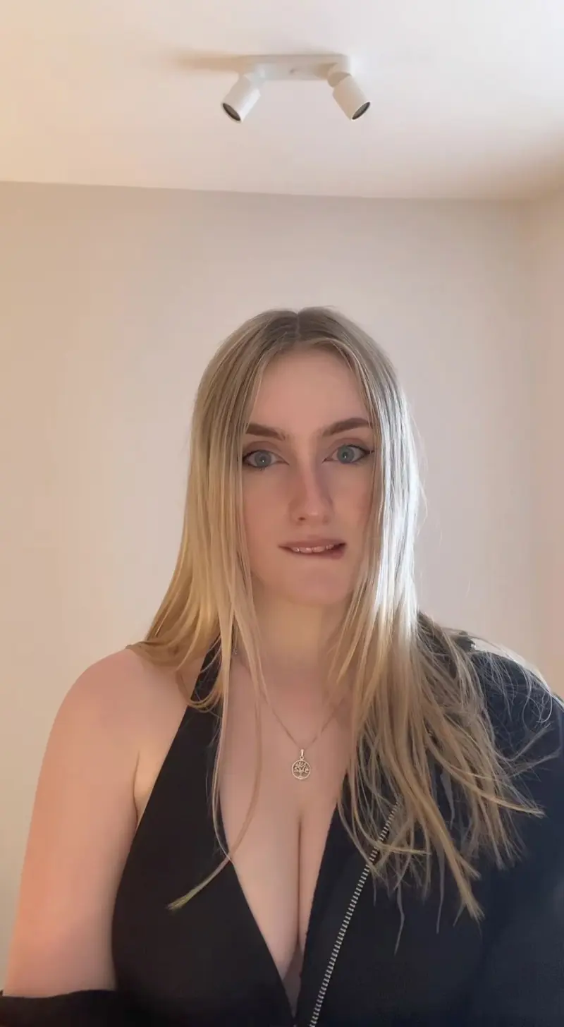 sagoviu (18) female from US - sexting partner