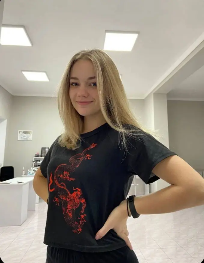 sefyihuknu (18) female from US - sexting partner