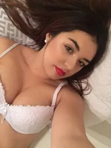 selecab325 (18) female from GB - sexting partner
