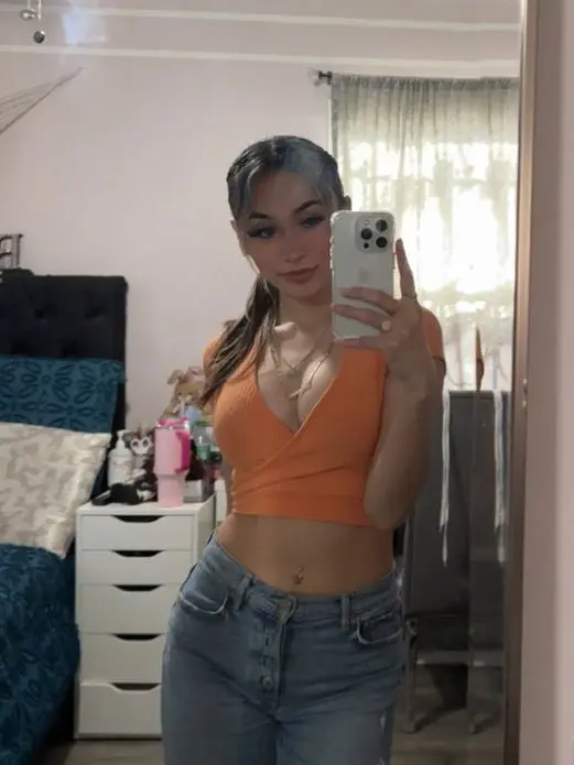 sharon8900000 (18) female from US - sexting partner