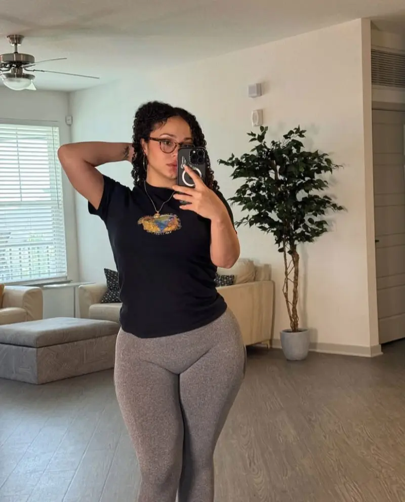 sixoj66661 (18) female from US - sexting partner