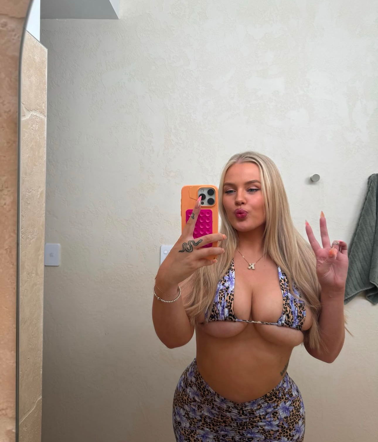 sofiagold330 from US