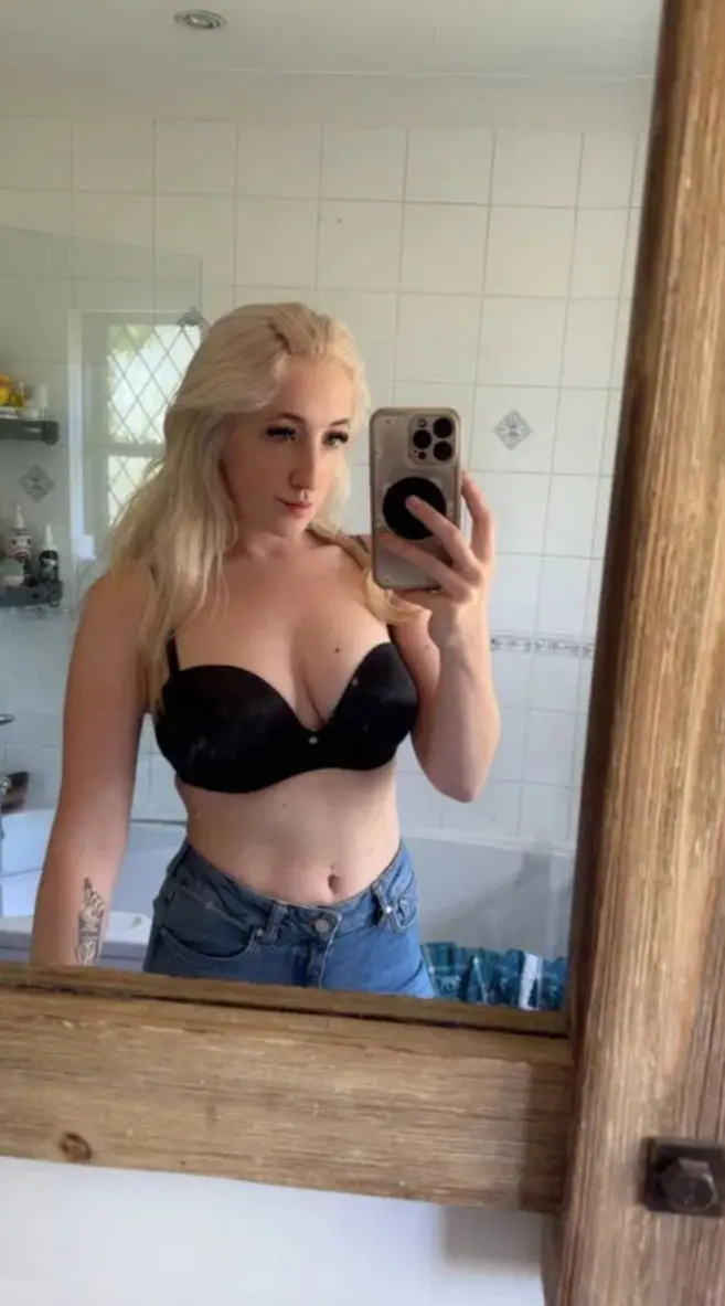 sogokic (18) female from US - sexting partner