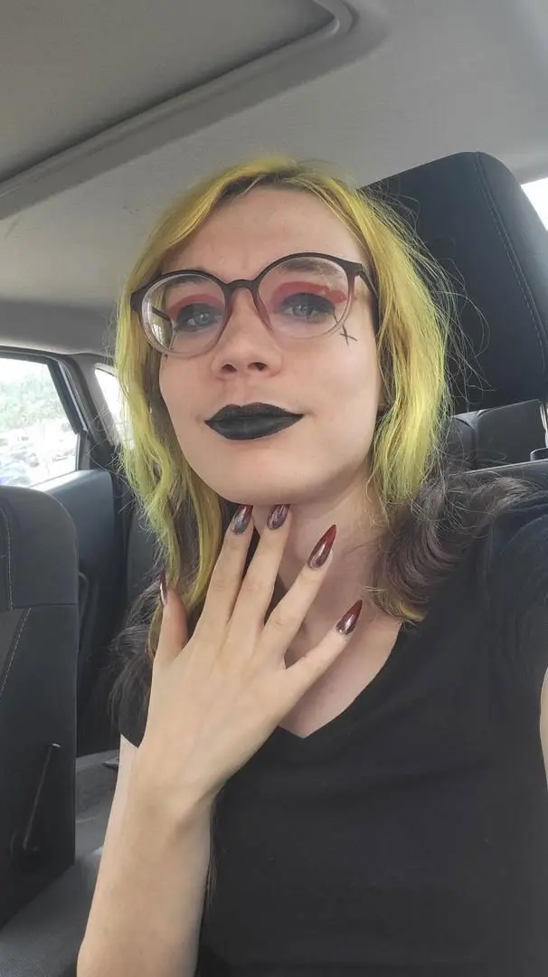 somej (18) female from US - sexting partner