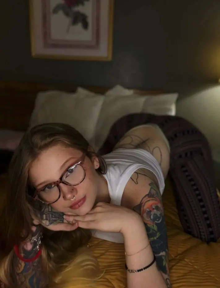 stephanielucy280 (18) female from US - sexting partner