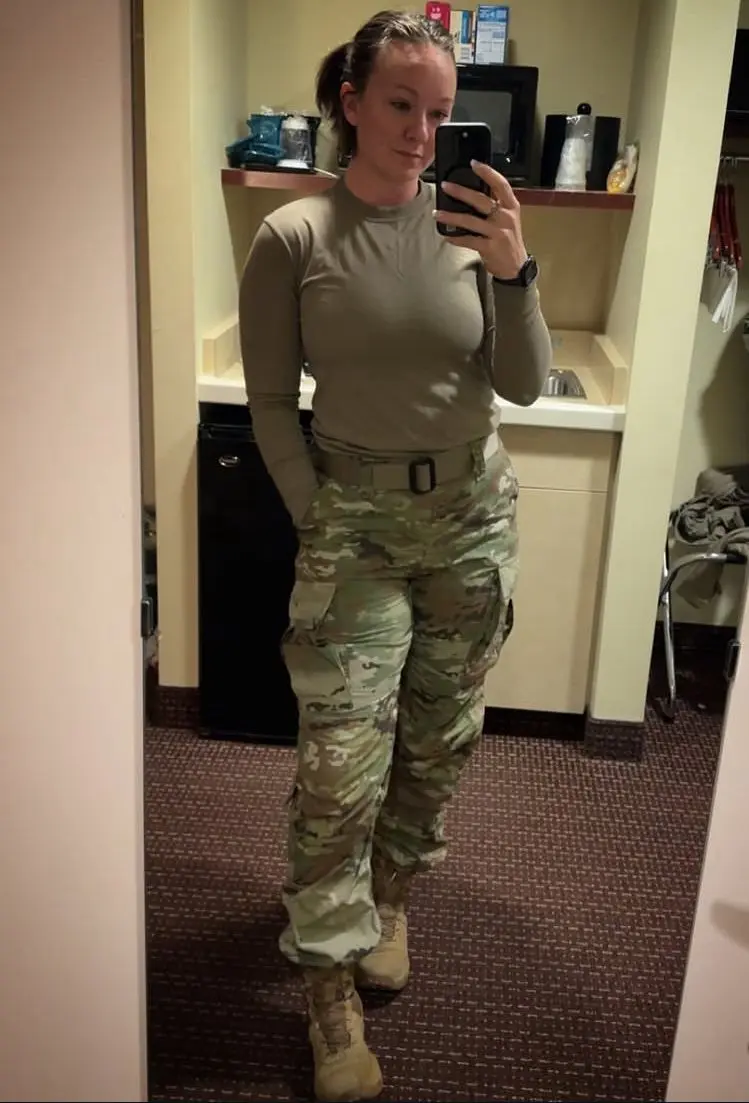 strongmandy (18) female from US - sexting partner