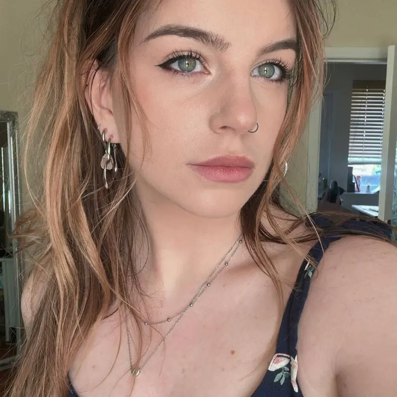 teaboxxbox (18) female from US - sexting partner