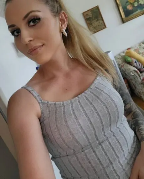 tegadav901 (25) female from US - sexting partner