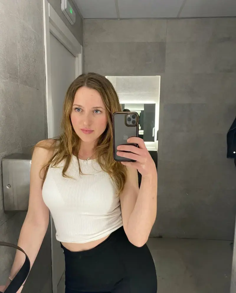 temen85432 (18) female from GB - sexting partner