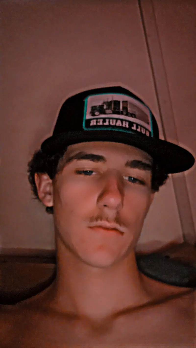 tha59cummins (18) male from US - sexting partner